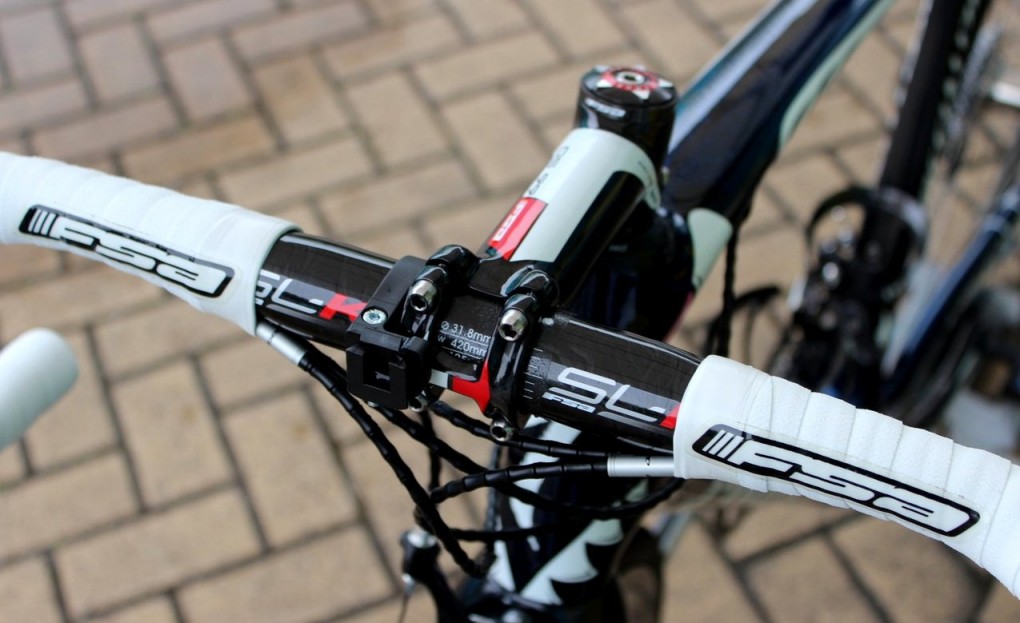 FSA ist allgegenwärtig. Auch Vincenzo Nibali ist mit FSA-Carbon-Equipment ausgestattet. Wir finden hier den FSA SL-K-Lenker, der 42mm breit ist. Gehalten wir der Lenker von einem FSA OS-99-Vorbau.