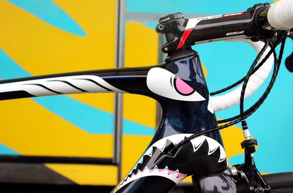 Bevor wir diesen Rundflug über das Specialized S-Works Tarmac von Vincenzo Nibali beenden, noch mal ein Blick auf das fabelhafte Steuerkopf-Hai-Design. Ziemlich cool oder?