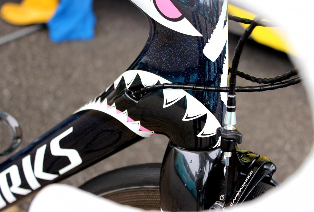 Specialized hat extra für den Tour-Führenden dieses außergewöhnliche Hai-Design entworfen. Kein Wunder, dass dem Sizilaner während dieser Tour niemand das Wasser reichen kann.