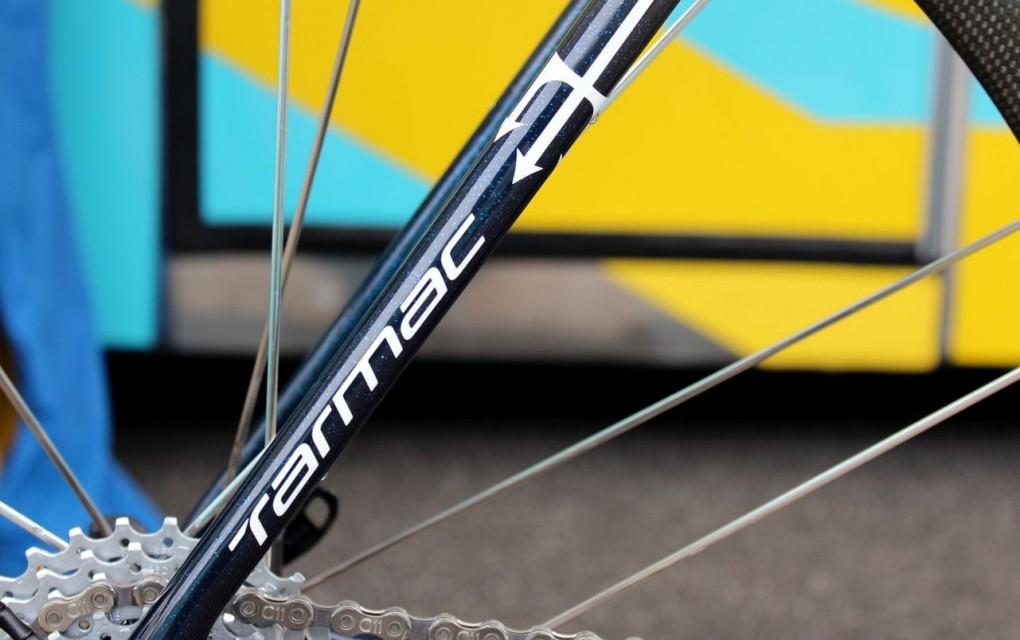 Der Dreizack passt natürlich perfekt zum Hai. So wie es im Moment aussieht, wird Nibali von seinem einzigartigen Specialized S-Works Tarmac auch zum Sieg der Tour de France 2014 getragen.
