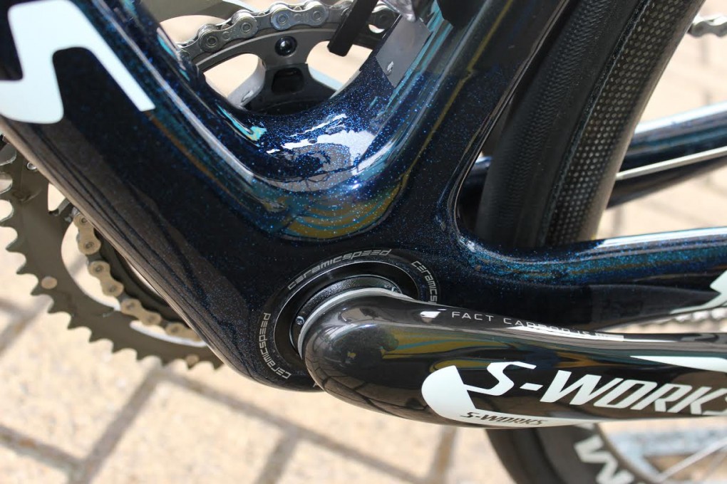 Das Finish des Specialized glitzert im Licht. Das Tretlager ist überdimensioniert. Außerdem sehen wir hier den Carbon S-Works Kurbelsatz von Specialized.