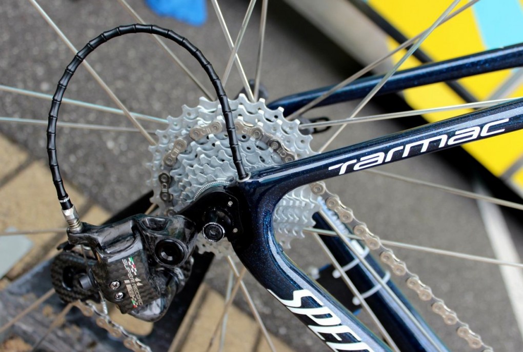 Alle Teams, die auf Campagnolo-Gruppen fahren (Astana, Ag2r La Mondiale, Europcar, Lotto-Belisol und Movistar) können zwischen einer elektronischen und einer mechanischen Ausführung entscheiden. Nibali bevorzugt die mechanische Campagnolo Super Record RS.