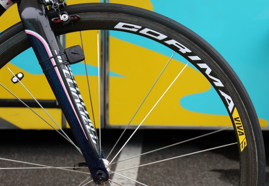 Corima versorgt Astana und damit auch Nibali mit Laufrädern. Hier sehen wir die 32mm-tiefe Viva S-Felge. Das Laufradset wiegt 1190g. Das S-Works Tarmac fährt auf Specialized All-Round-Reifen. Außerdem sehen wir hier den Abnehmer für einen SRM Power Control 7-Radcomputer.