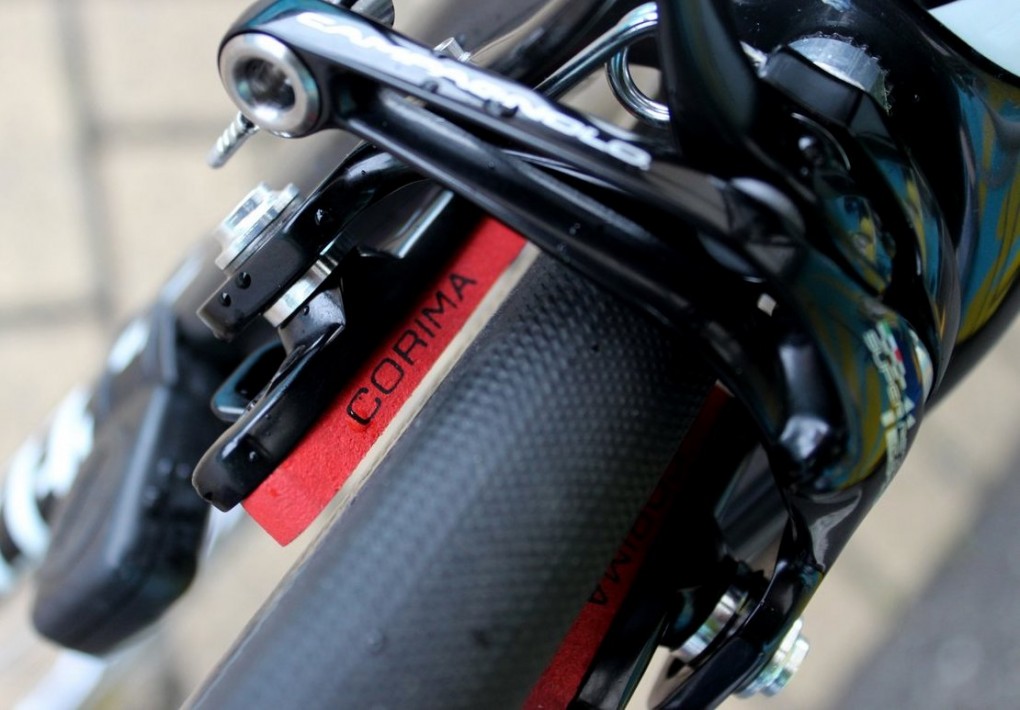 Corima empfiehlt die Carbon-optimierten roten Bremsklötze zu verwenden. Sie erziehen eine bessere Bremswirkung, sind temperaturresistent und beim Bremsen relativ leise.