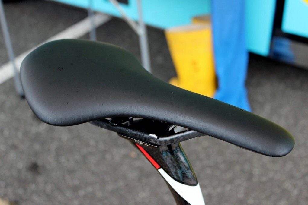 Die meisten Astana Fahrer nutzen den von Specialized gesponsorten Sattel. Was den Sattel angeht, haben die Fahrer aber auch die Möglichkeit eine andere Marke zu fahren. Vor allem auf einer 3-wöchigen Rundfahrt wie der Tour de France ist Komfort wichtig. Vincenzo Nibali sitzt auf dem Fizik Antares mit Carbon-Schienen. Sehr hübsch in dem matten schwarz.