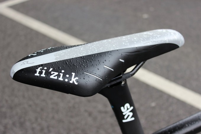 Geraint Thomas nutzt einen individuellen Fizik Arione nach seinem schweren Sturz bei der letztjährigen Tour. Er brach sich dabei das Becken  und fährt seitdem diesen erheblich besser gepolsterten Arione, der auf der Standardbasis des Serienmodells aufsetzt.