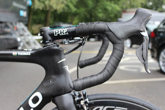 Lenker und Vorbau stammen vom Sponsor PRO, der Marke für Komponenten und Laufräder von Shimano. Besonderheit beim Vorbau: dieser Vorbau ist exakt 121mm lang - nicht im Standardmaß 120mm. PRO ermöglicht den Sky-Fahrern ganz exakt abgestimmte Vorbau-/Lenker-Kombinationen.