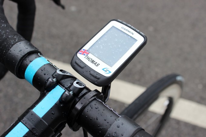 Der Stages Powermeter sendet seine Daten an die Head-Unit, in dem Fall ein Garmin Edge 510 an einer K-Edge Halterung. Die Individualisierung des Edge 510 ist eine Sonderanfertigung von Garmin für Sky, ist ansonsten nicht erhältlich. Auch an Lenker und Vorbau finden sich die Sky-Farben wieder...