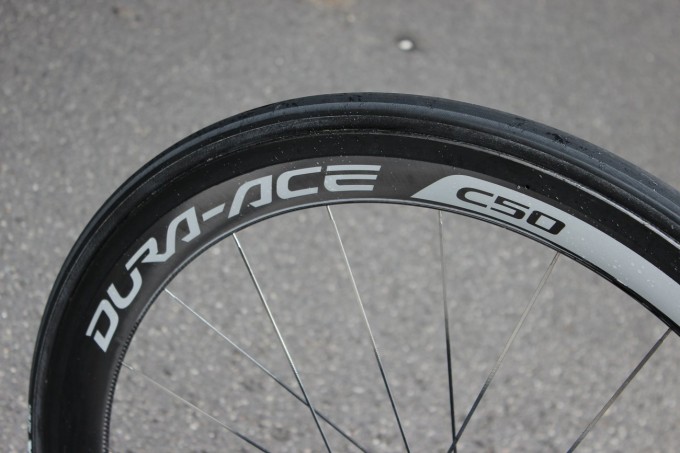 In den letzten Jahren war Shimano bestrebt möglichst komplette Sponsorings mit den Teams abzuschließen. Also nicht nur Gruppen, sondern auch alle Komponenten und Laufräder. Beim Team Sky hat das ganz gut geklappt. Hier die C50-Carbon-Laufräder aus der Dura Ace - Serie. Bereift sind die Felgen mit Veloflex-Pneus.