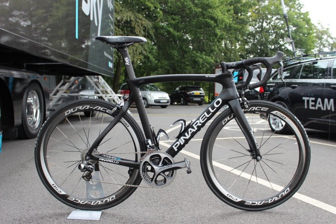 Das Pinarello Dogma F8 von Geraint Thomas (Sky), ausgestattet mit Shimano Dura Ace Di2, DA Laufrädern C50 und Stages Powermeter sowie einem Garmin Edge 510.