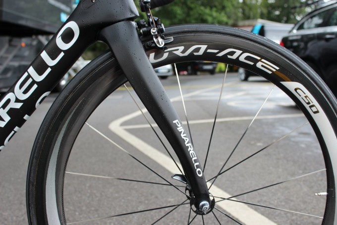 An der geschwungenen Gabel und auch am ebenso kurvigen Hinterbau erkennt man sofort ein Pinarello. Das ist kein Zufall, diese Form soll ein wenig Elastizität und Komfort ermöglichen und wurde ganz nebenbei zum Markenzeichen des Brands. Die Gabel am Dogma F8 hat einen geänderten und softeren Schwung, auch hier haben die Aerodynamiker zugeschlagen.