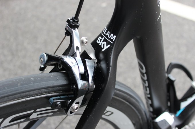 Auch am Hinterbau und dem Sitzrohr wurde kräftig gearbeitet, trotzdem soll das Frameset 12% steifer, 16% besser ausbalanciert und 47% aerodynamischer sein als das Dogma 65.1. Dazu wurde es um 120g leichter. Alle Werte beziehen auf einen 54er Rahmen.