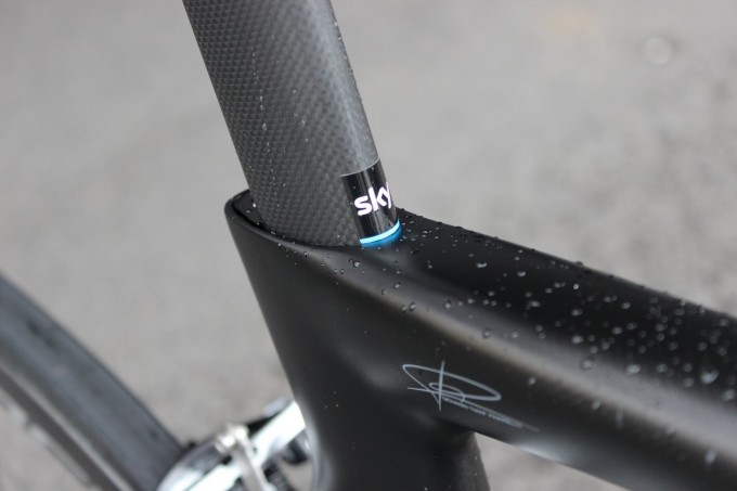 Thomas fährt Rahmenhöhe 56 mit einer Sattelhöhe von 801mm bei einer Größe von 1,83m. Der kleine Sky-Aufkleber markiert seine Sattelhöhe. Die Signatur am Oberrohr ist jene von Pinarello-Gründer Giovanni `Nani' Pinarello.