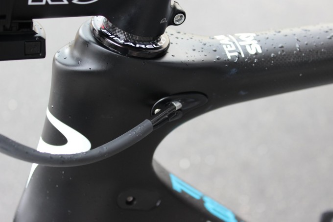 Das Dogma F8 ist sowohl zu mechanischen wie auch elektronischen Gruppen von Shimano, Campagnolo und SRAM kompatibel. Thomas und der Rest des Teams vertrauen auf die Shimano Dura-Ace Di2. Die Kabel wurden hier in einer extra Hülle verpackt und verlaufen dann im Rahmen.