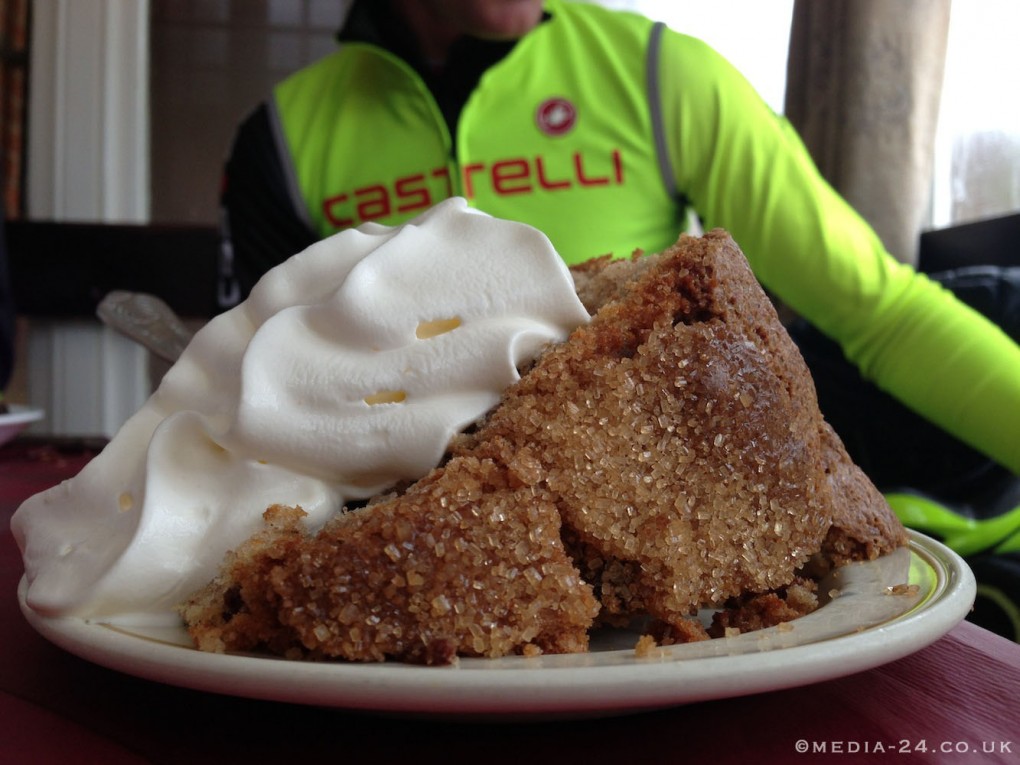 Radfahren ist eine super Möglichkeit um Zeit mit deinen Freunden zu verbringen. Natürlich ist ein "kleines" Stück Kuchen dabei nicht ausgeschlossen. @Media-24