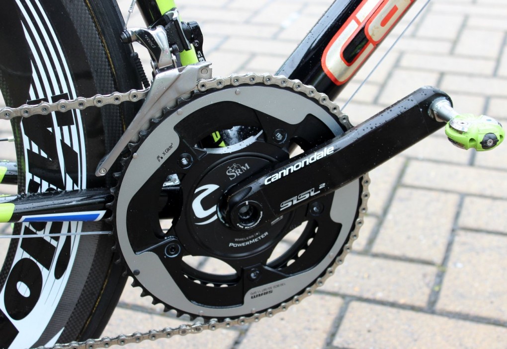 Hier sehen wir die SRM-Leistungsmessung in einer SRAM Red integriert. Außerdem können wir einen genaueren Blick auf die Cannondale SiSL2-Kurbel werfen.