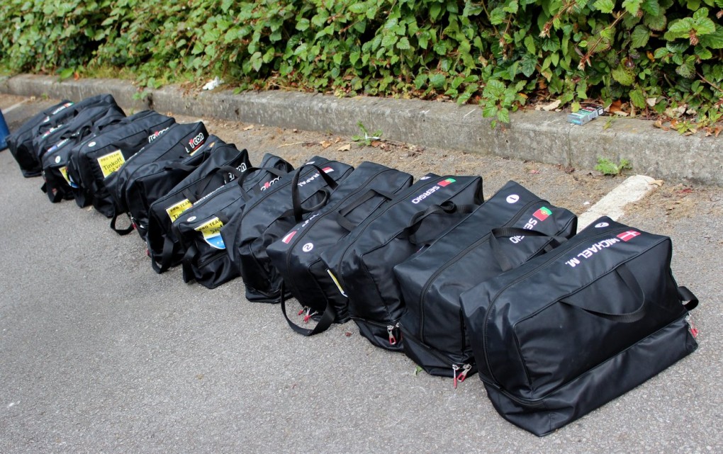 Jeder Tinkoff-Saxo-Fahrer hat zwei Taschen gepackt, bevor er in eine Tour de France-Etappe startet. In jedem Team-Wagen wird eine der Taschen gelegt. Vollgepackt mit Kleidung vom Sponsor Sportful, sind die Fahrer für alle Eventualitäten gerüstet.