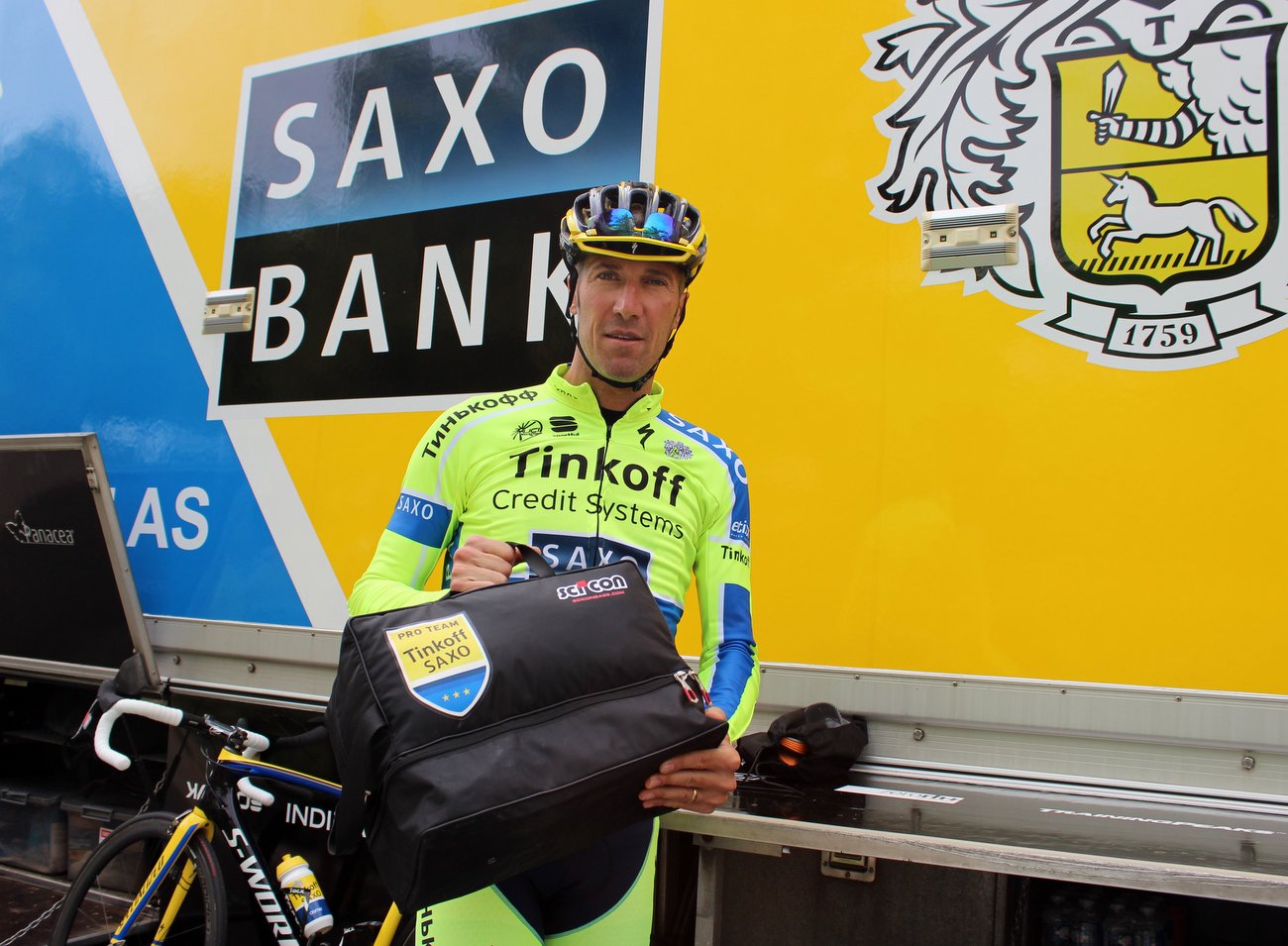Der 40-jährige Tosatto von Tinkoff-Saxo hat genug Erfahrung, um zu wissen, wie man seine Fahrer-Tasche richtig packt. Tosatto erzählte uns, dass er sogar manchmal Ausrüstung für Teamkollegen mitpackt, weil manche Kollegen gelegentlich etwas vergessen.