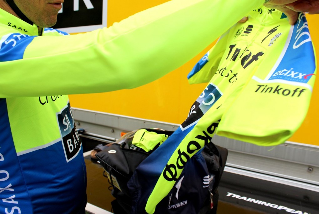 Im oberen Bereich von Tosattos Tasche finden wir hauptsächlich Trikots. Vom Aero-Jersey über das Regen-Trikot bis hin zum leichten Sommer-Jersey ist für jede Wetterlage etwas dabei.