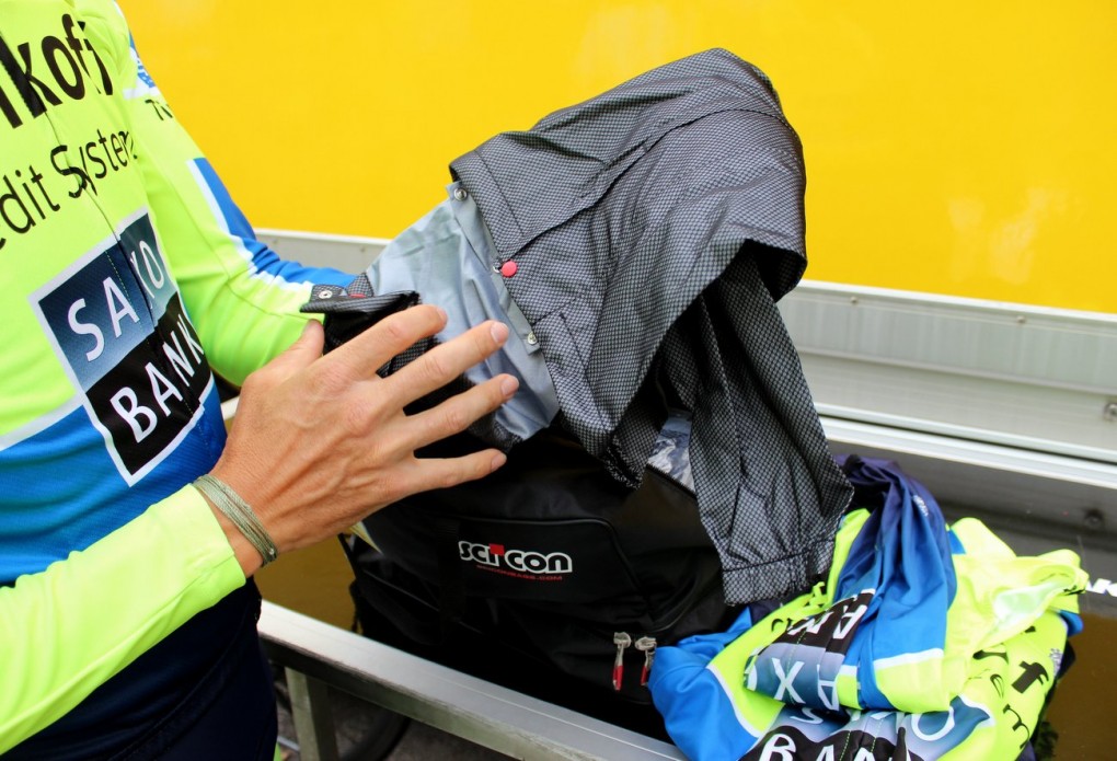 Matteo Tosatto zeigt uns das Sportful Survival jacket. Eine Jacke, die für die härtesten Bedingungen gemacht wurde und sich auch wunderbar für das Wintertraining eignet.