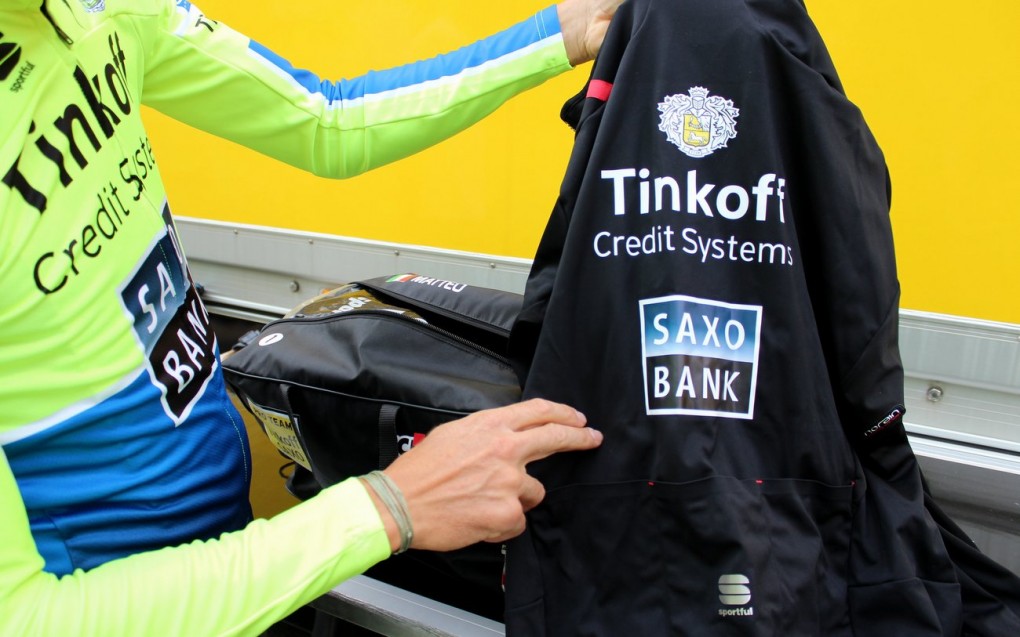 Wer Tosatto nach seinem Favoriten fragt bekommt eine klare Antwort. Die Sportful Fiandre NoRain Light Jacke ist sein favorisiertes Ausrüstungsstück in der Fahrer-Tasche. Wasserabweisend und atmungsaktiv kam die Jacke in diesem Jahr gelegentlich auf der Tour zum Einsatz.