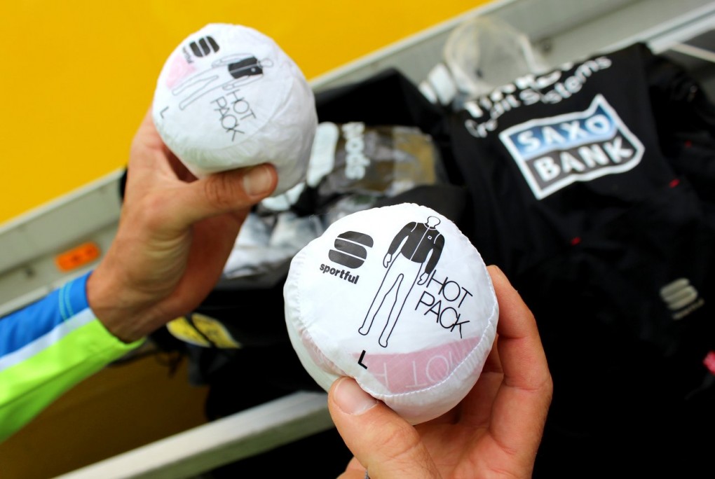 In anderen kleinen Beuteln finden wir neue Base-Layer-Ausrüstung für Tosatto. Er wechselt gerne das ein oder andere Kleidungsstück auf der Hälfte der Etappe um sich wieder frischer zu fühlen, sagte er.