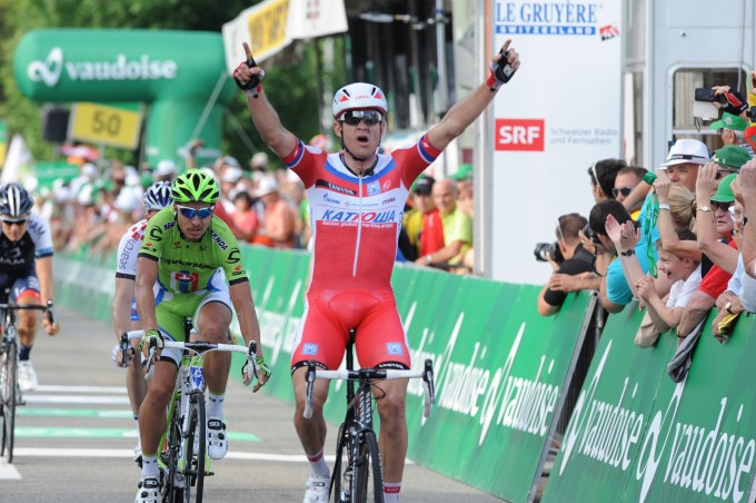 12. Etappe - Alexander Kristoff aus Norwegen (Katusha) erkämpft sich den Tagessieg in einem Duell gegen Peter Sagan (Cannondale) auf der Ziellinie in Saint-Etienne. (Foto: Sirotti)