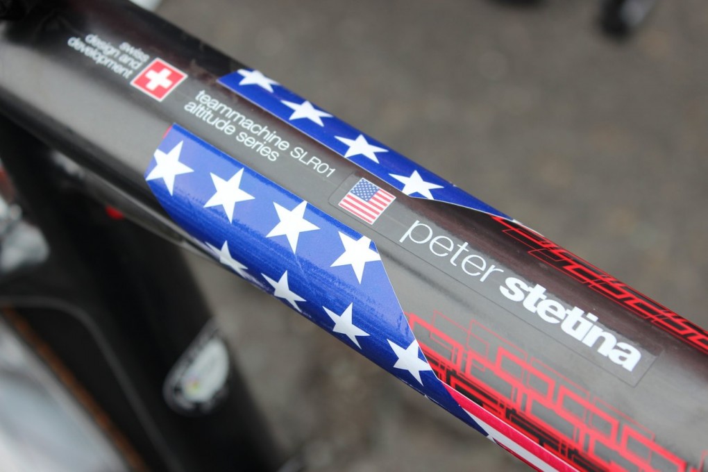 Auch BMC lies es sich nicht nehmen die Bikes der Tour-Profis zu individualisieren. So wird das Oberrohr jedes Bikes mit der Landesflagge des Fahrers geschmückt.