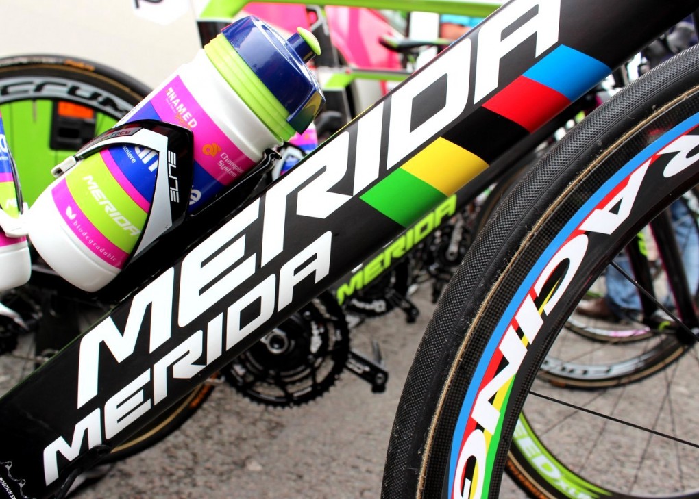 Costa startete die Saison auf Meridas Aero-Bike Reacto EVO wechselte zur Tour aber auf das Reacto KOM. Das Reacto KOM hat die gleichen Aero-Profile wie das EVO, ist aber leichter. 