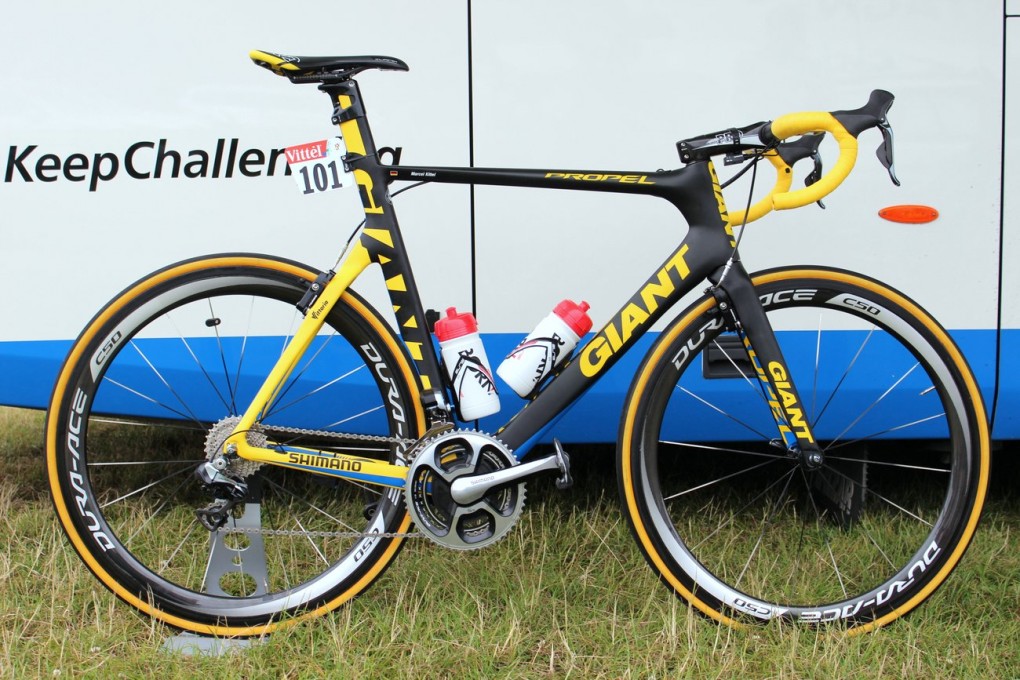 Marcel Kittel hat die erste Etappe der 101. Tour de France gewonnen und bekam damit als Gesamtführender gleich ein gelbes Giant Propel verpasst. Seine Mechaniker haben das gelbe Propel im Team Truck unter Verschluss gehalten, bis Kittel das Gelbe Trikot bekam.