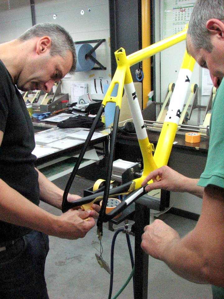 Lotto-Belisols Tony Gallopin bekam über Nacht von seinem Rad-Sponsor Ridley ein gelbes Helium SL verpasst.