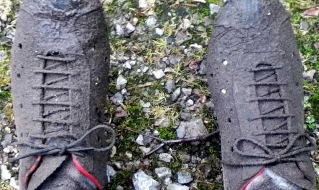 Ein getragenes und vertrautes Paar Schuhe kann komfortabel sein, aber wenn es zu sehr abgetragen ist, kann es die notwendige Kontrolle nicht mehr gewährleisten.