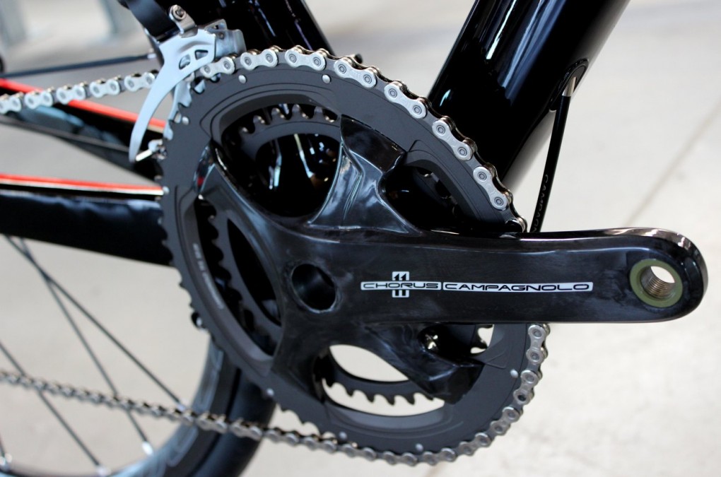 Das King XS, welches wir sehen konnten, war mit einer Campagnolo Chorus-Gruppe ausgestattet, welches dieses neue vierarmige Kettenset beinhaltet.