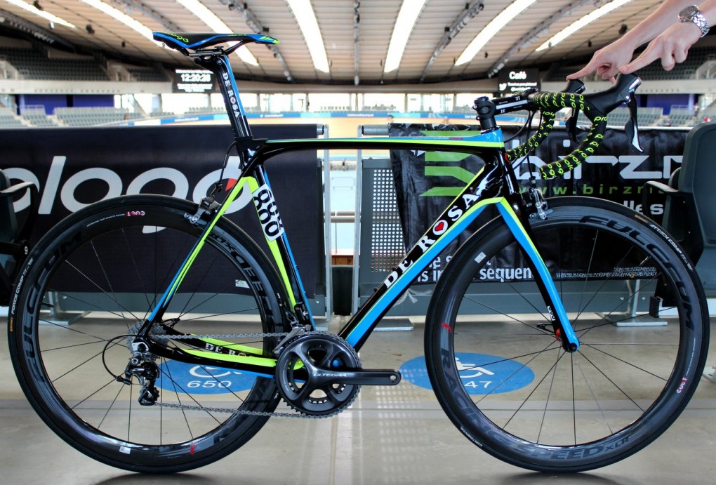 Das Super King SR ist jetzt in neuen Farben erhältlich. Wir finden hier die Teamfarben des von De Rosa gesponsorten Vini Fantini-Nippo-teams.