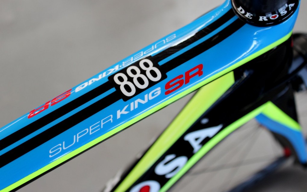 Das Super King SR kommt mit einer Shimano Ultegra-Gruppe und Fulcrum Racing Quattro-Laufrädern auf den Markt. Es wird auch mit einer Dura-Ace und Fulcrum Racing 3-Laufrädern verfügbar sein und in einer Spitzenausführung mit elektronischer Campagnolo Super Record EPS-Gruppe und Fulcrum Racing Zero-Laufrädern.