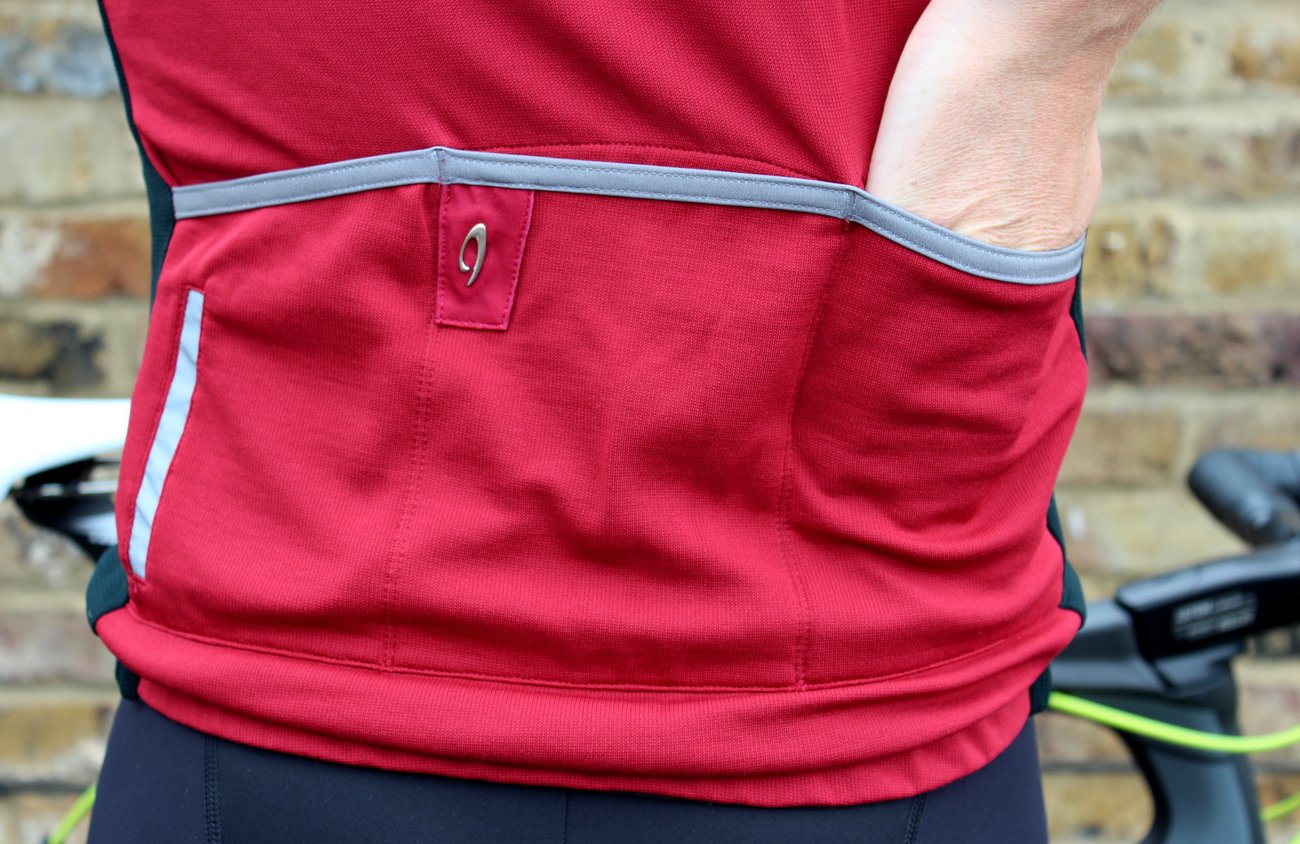 Am Rücken finden wir drei relativ große Taschen.