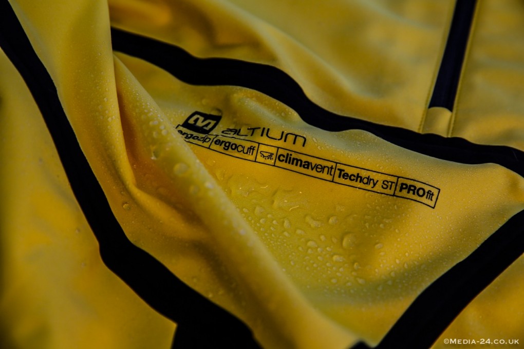 Eine gute Regenjacke hält dich bei plötzlichen Regen trocken. (Foto: Media24)