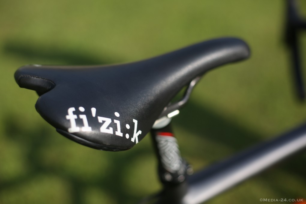 Natürlich ist der Sattel von Fizik.
