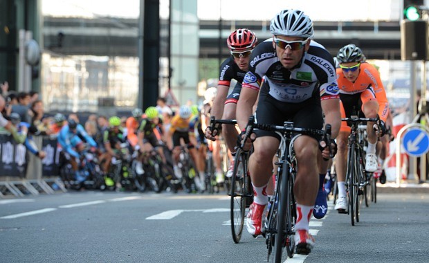 Auf dem Foto sieht man Graham Briggs bei einem Crit-Race. Nach seiner dreiwöchigen Pause Ende letzten Jahres stieg er fit und erholt wieder auf sein Rennrad. (Foto: ©Roz Jones)