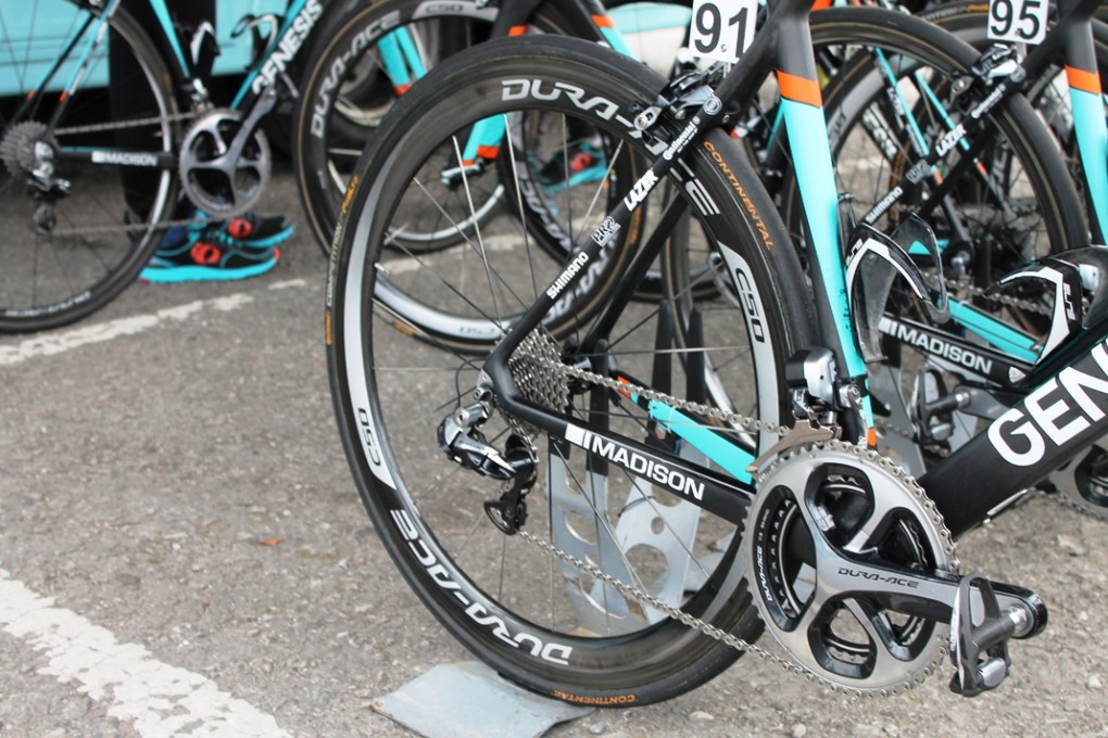 Der Co-Sponsor Madison übernimmt den UK-Vertreib für Shimano. So verwundert es nicht, dass das Team mit einer Dura-Ace Di2-Gruppe und Shimano C50-Laufrädern ins Rennen startet.