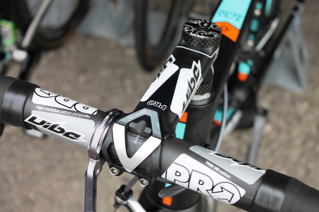 An dem Pro-Bike finden wir den Pro Carbon-Vibe-Lenker und einen Carbon-Vibe-Vorbau. Eine K-Edge-Halterung befestigt Stewarts Garmin-Computer.