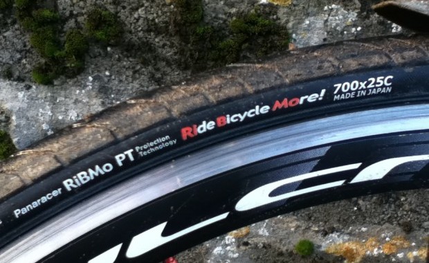 Der 60tpi, 25c Panaracer RiBMo PT ist ein gutes Beispiel für einen tauglichen Winterreifen.