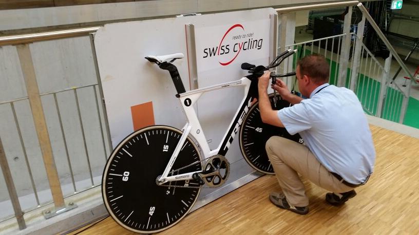 Letzter Radcheck der UCI, bevor es losgehen kann.