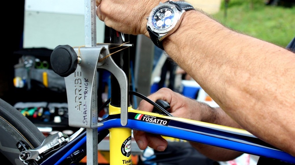 Faustino Muñoz Cambron beschreibt seine Beziehung zu Alberto Contador als einzigartig. Dennoch engagiert sich der Mechaniker mit der gleichen Sorgfalt auch für alle anderen Fahrer des Tikoff-Saxo Teams.