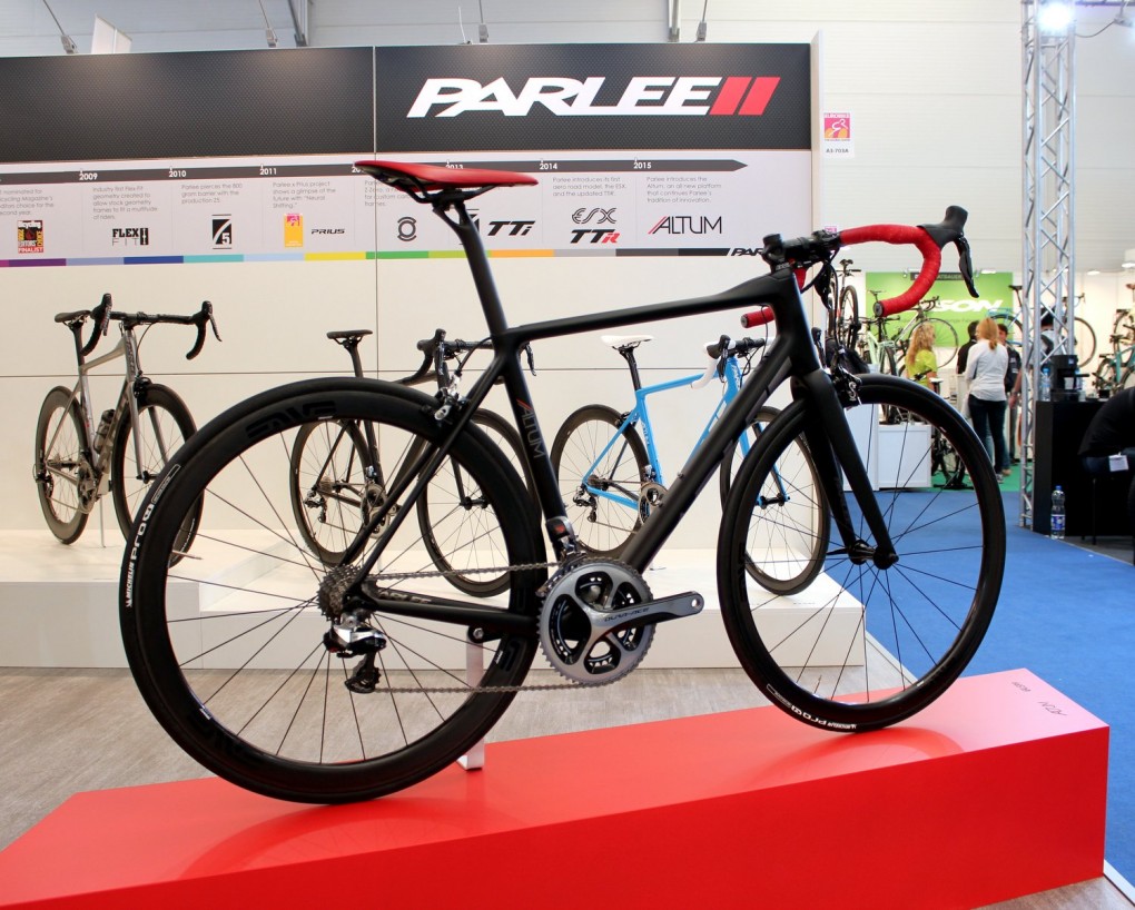 Das Altum ersetzt das alte Z5 in der Parlee-Reihe. Im Laufe der Zeit haben sich jedoch einige Punkte angesammelt, die optimiert werden mussten. Der neue Rahmen ist beispielsweise 100g leichter als der des Z5. Mit den 750g Rahmengewicht befindet sich Parlee im super-leicht-Bereich.