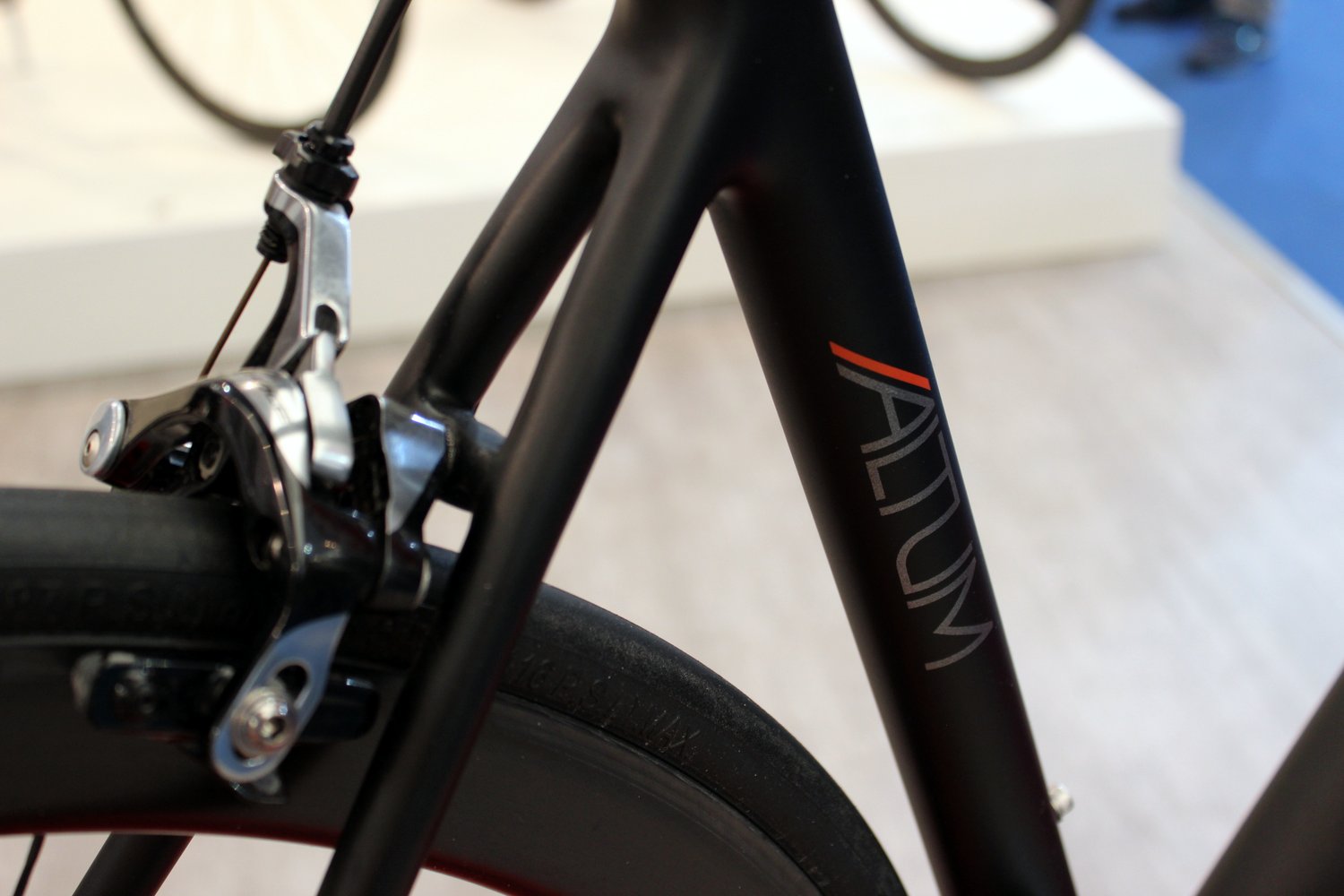 Parlee gibt an, dass die Gewichtsreduzierung ohne Einbußen in Sachen Steifigkeit und Fahrt-Qualität realisiert werden konnte.