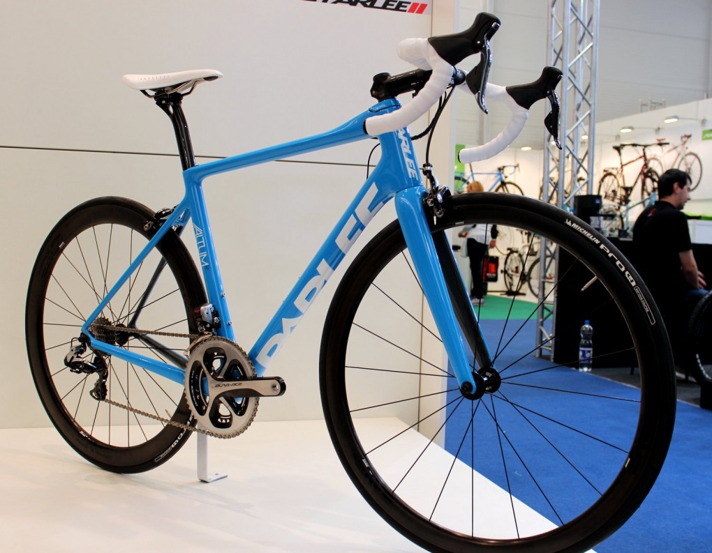 Parlee hat den neuen Rahmen in 3 verschiedenen Variationen gezeigt. Das Spitzenmodell Altum siehst du oben. Das etwas günstigere Altum R und das Altum Disc sind die beiden weiteren Modelle. 