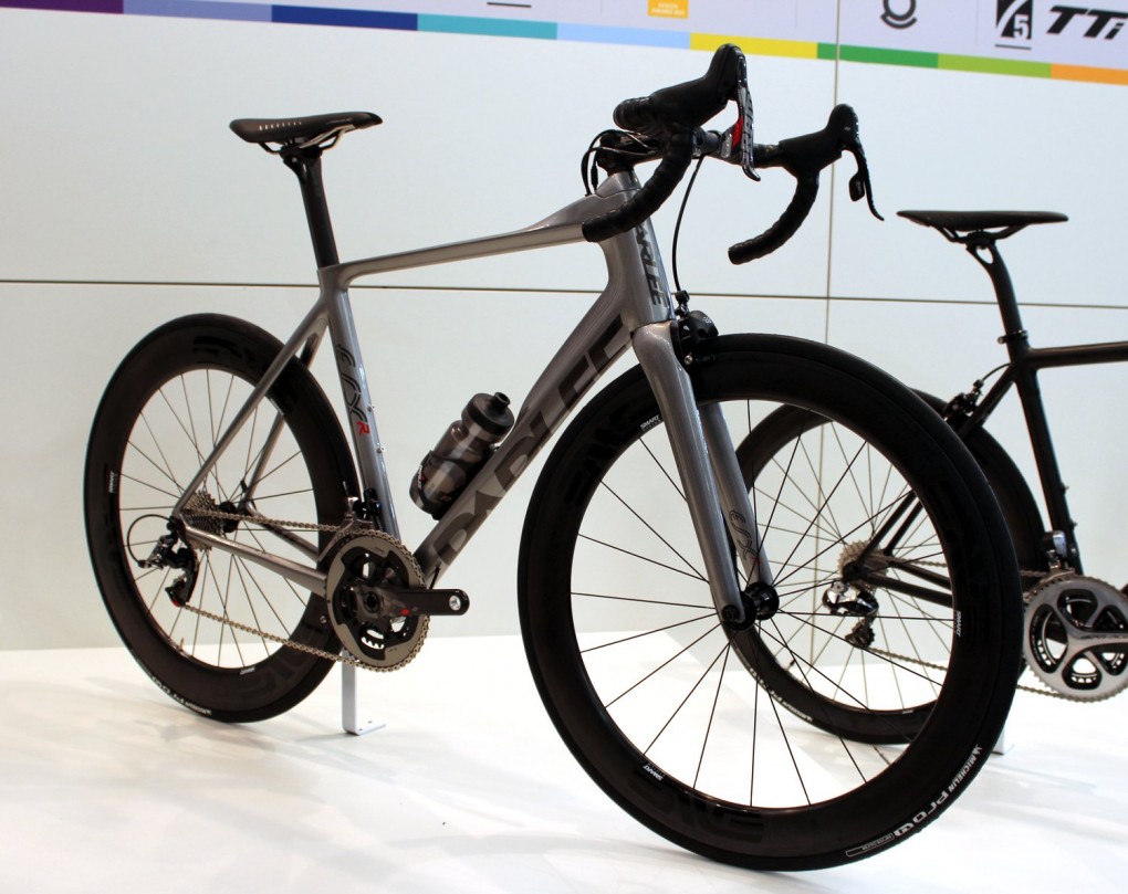 Parlee hat in diesem Jahr auch das ESX R auf der Eurobike vorgestellt. Es ist offensichtlich etwas günstiger als das bekannte ESX Aero-Bike. Genauso wie das Altum R wiegt das ESX R auch ungefähr 100g mehr. Bei diesem Bike geht es um Steifigkeit und Aerodynamik.