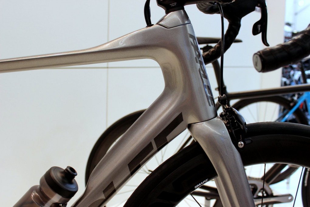 Das ESX R hat die gleichen Rohrprofile wie das ESX. Die Profile wurden im Windtunnel des Massachusetts Institude of Technology getestet. Im Vergleich zum Z5 spart das Bike einem Fahrer laut Parlee bei einer Strecke von 40km 57-95 Sekunden. 