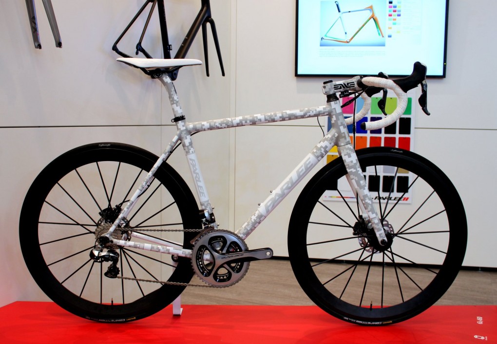 Das Z-Zero wird in Scheibenbrems-Ausführung und mit konventioneller Felgenbremse verfügbar sein. Das Z-Zero ist Parlees Spitzenmodell und ist in 16 Größen und nur auf Bestellung verfügbar.